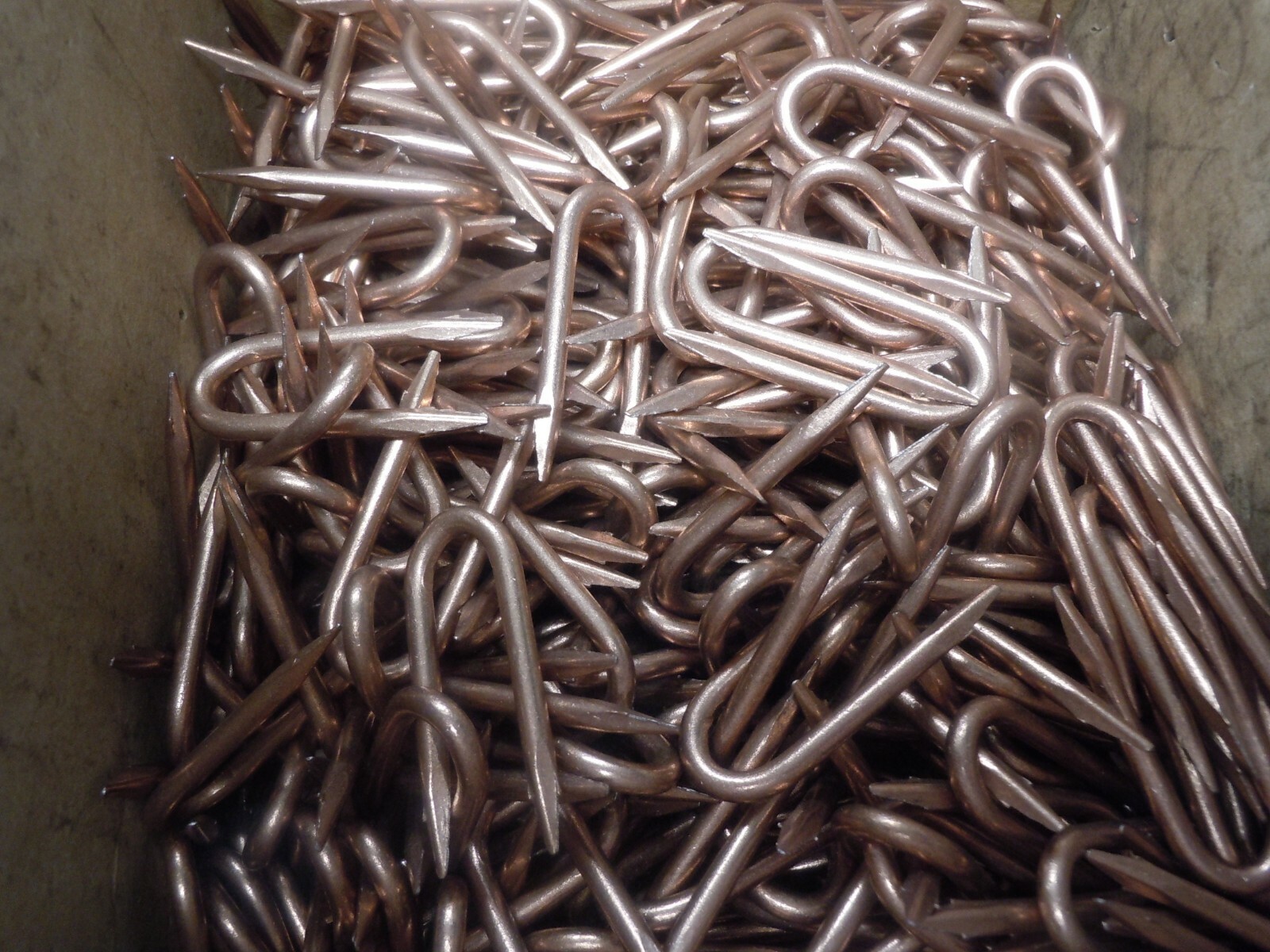 500 HUBBEL 9153 COPPER WIRE STAPLE 3/8″ 1-3/4″ copper C round point staple
