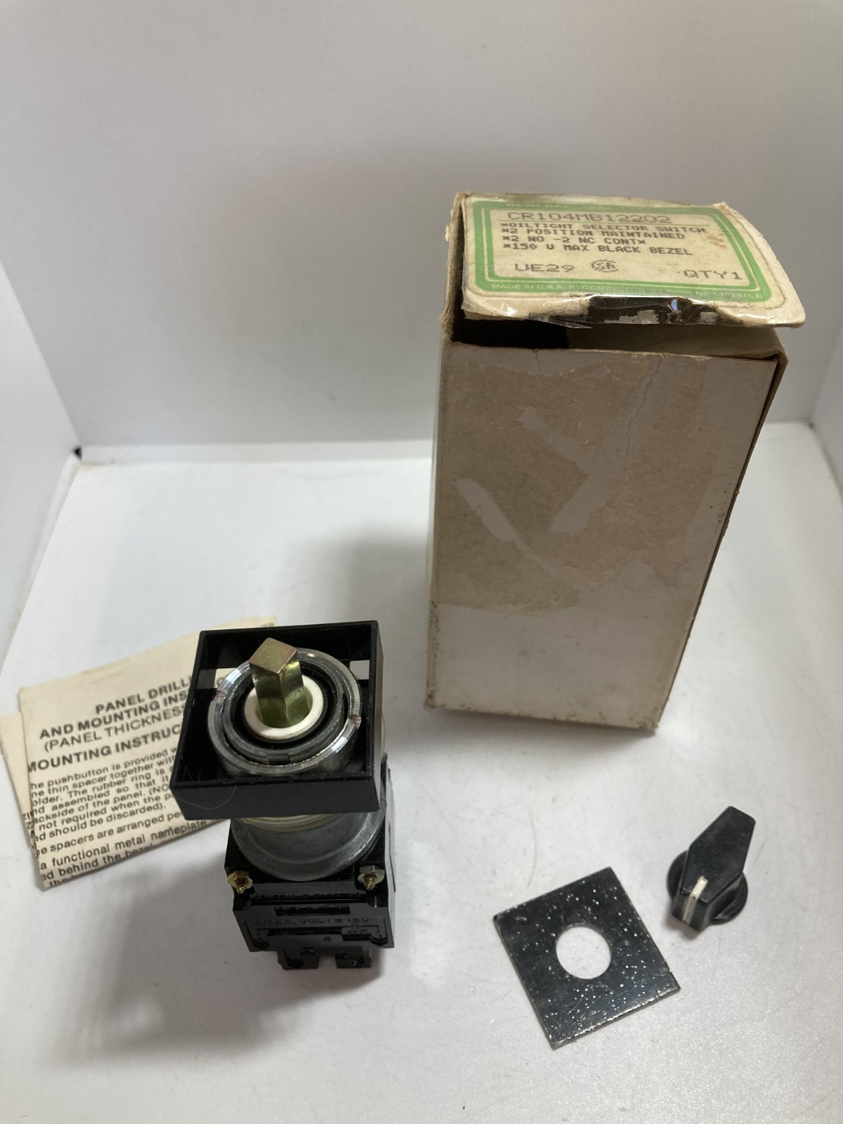 GE CR104MB12202 SELECTOR SWITCH 2 POS MAIN R 2NO/2NC 150V NIB