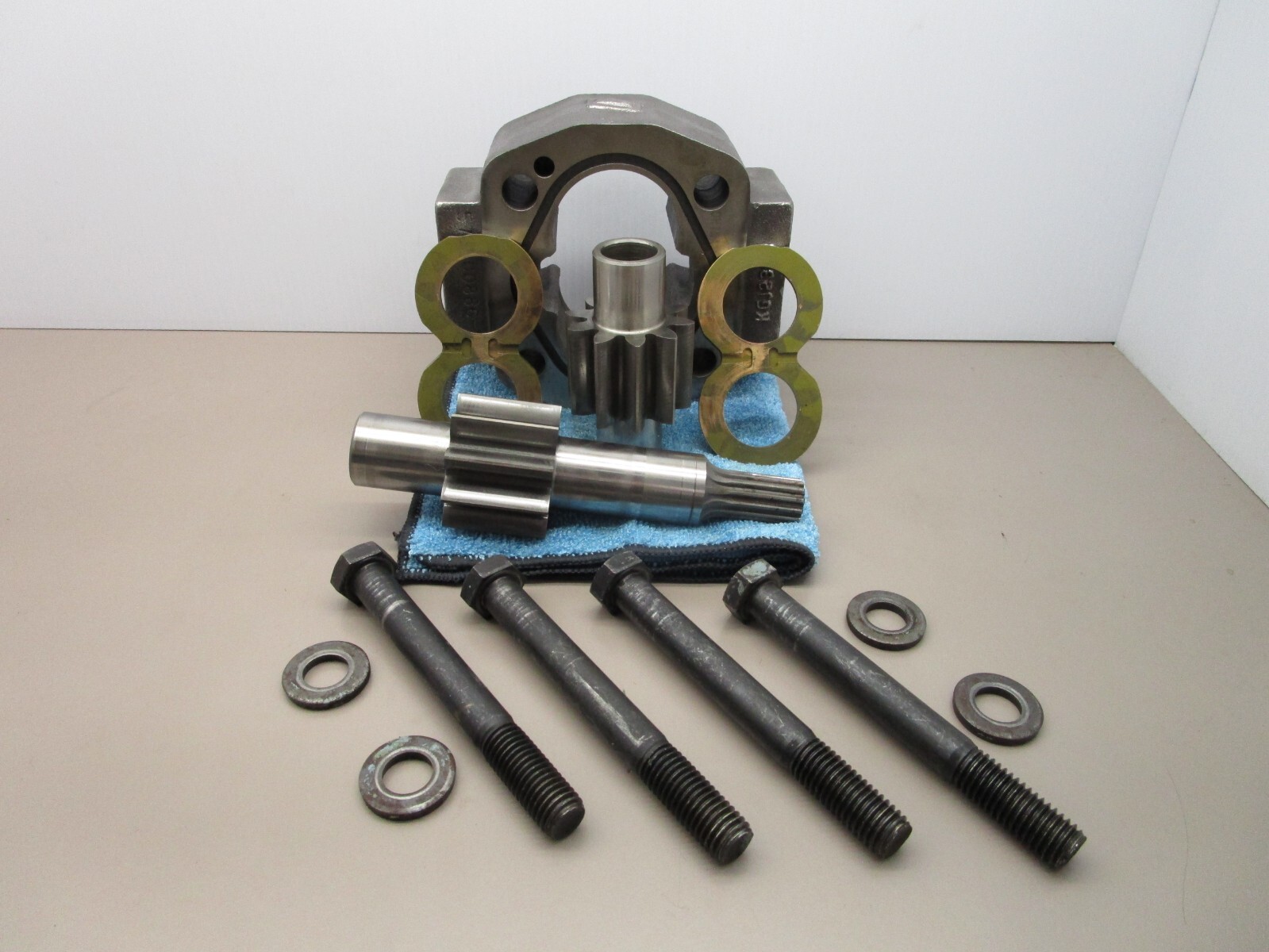 LYNCH Hydraulic Pump Tapered Bearing Front Cover Housing 2-Bolt Flange UA-1686-3