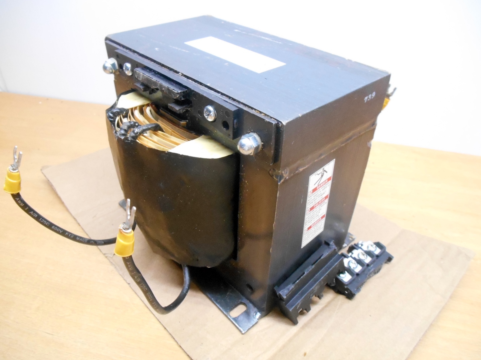 Square D 9070T2000D4 Transformer 2000VA 277VAC to 120VAC, Damaged