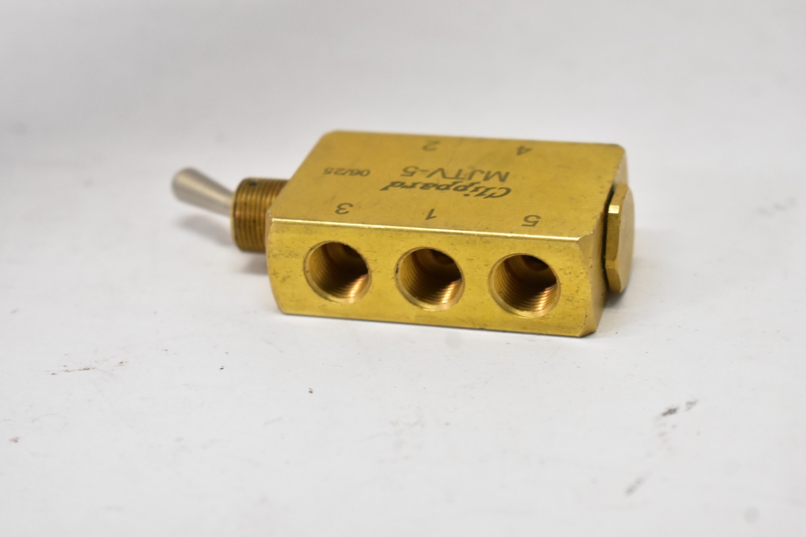 Clippard MTV-5 4-Way Toggle Valve Steel Toggle 1/8″ NPT 10.5 SCFM Scuffed/READ
