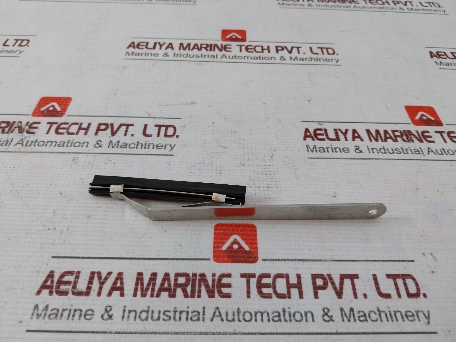 Hernis EX285W Wiper Arm Set for CCTV Monitoring System 81044 749-200.003