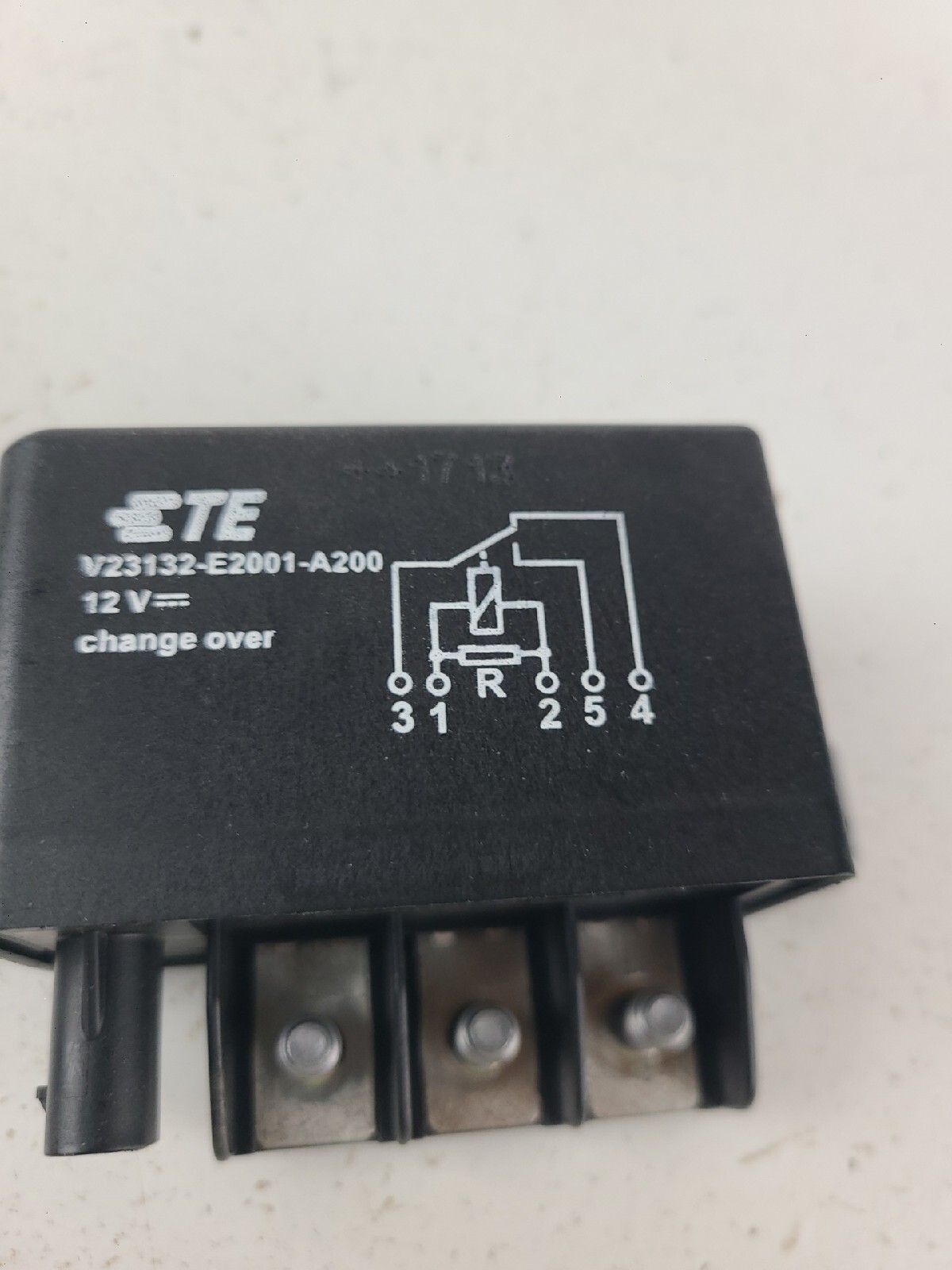 TE Connectivity V23132-E2001-A200 Change Over New!