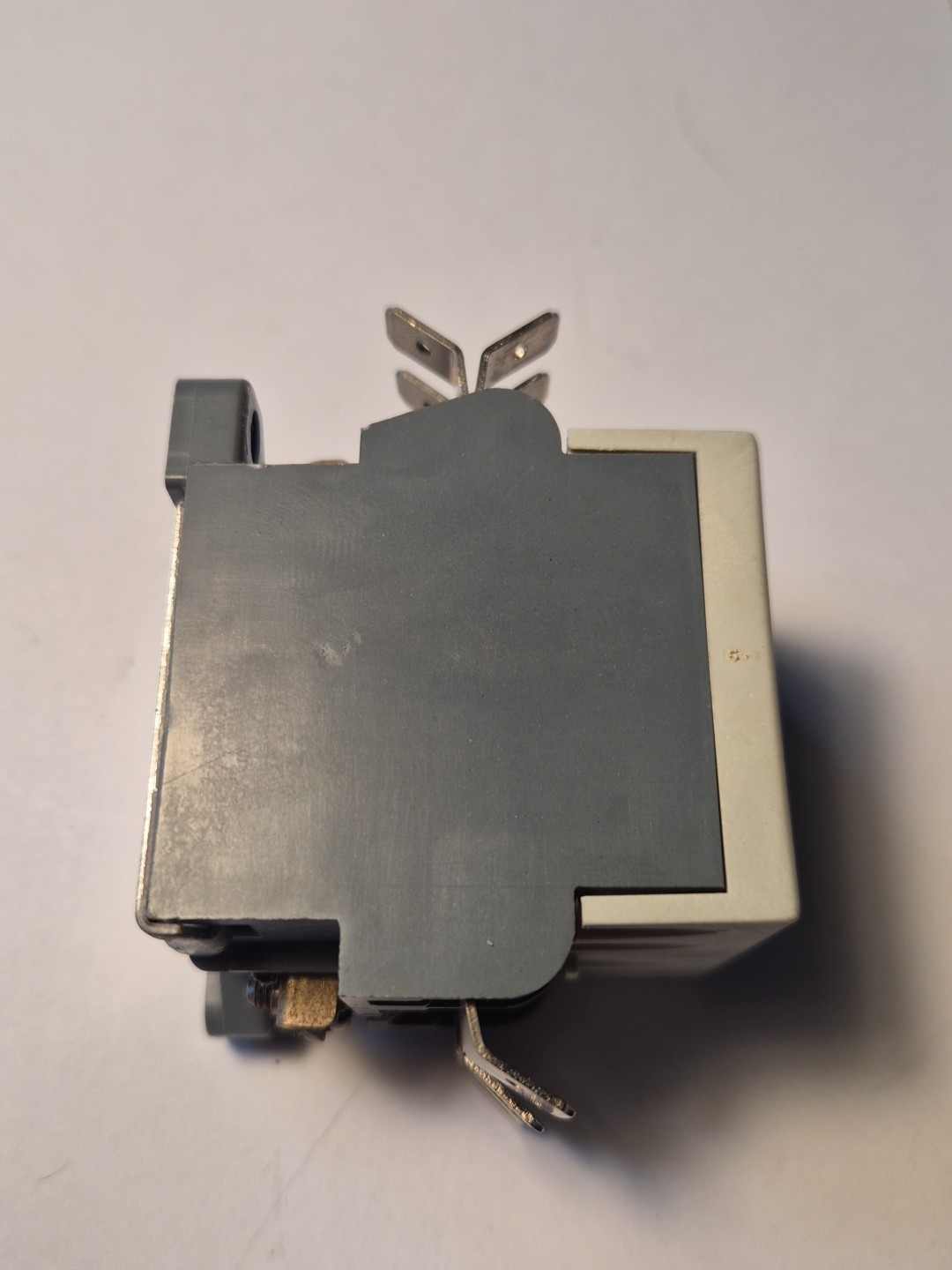 SQUARE D 8502-DN8.10 CONTACTOR 3 POLE & 1 NO AUX CONTACT, USED.