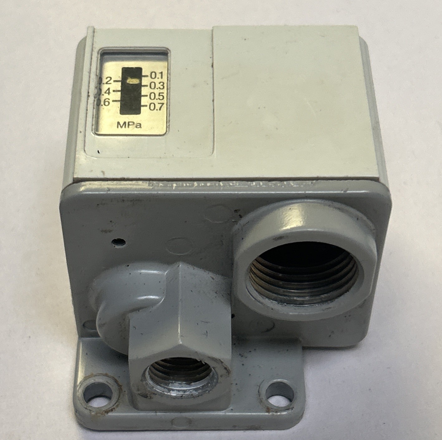 SMC,IS3010-02L5,PNEUMATIC PRESSURE SWITCH LOT OF 13