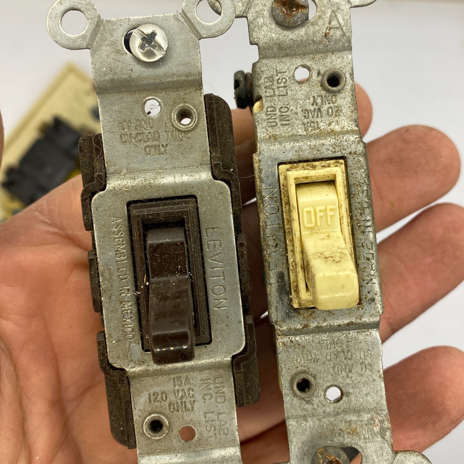 Mixed Leviton(2) Toggle Light Switch 15A-120V,Switch Leviton, Eagle(2)LOT OF 5🔔