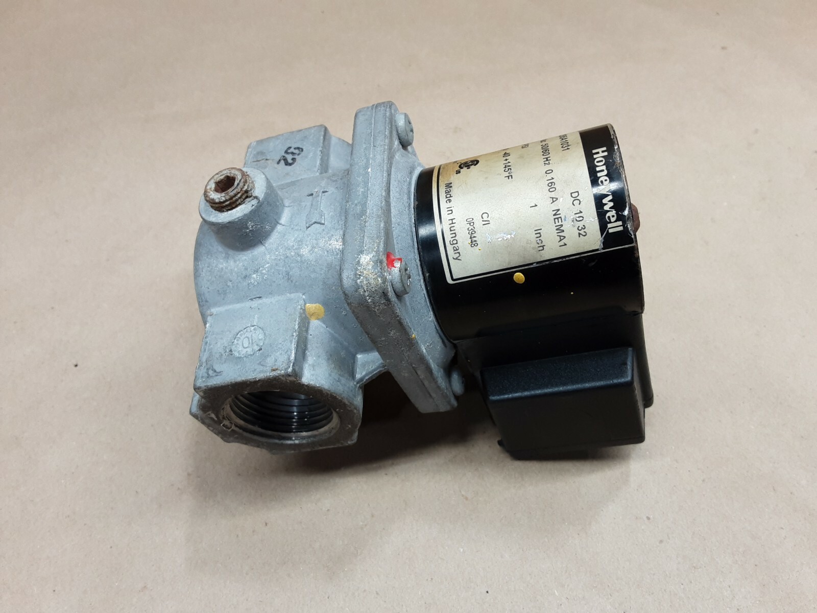 HONEYWELL V4295A1031 110/120 2PSI SOLENOID GAS VALVE #1015D17PR5