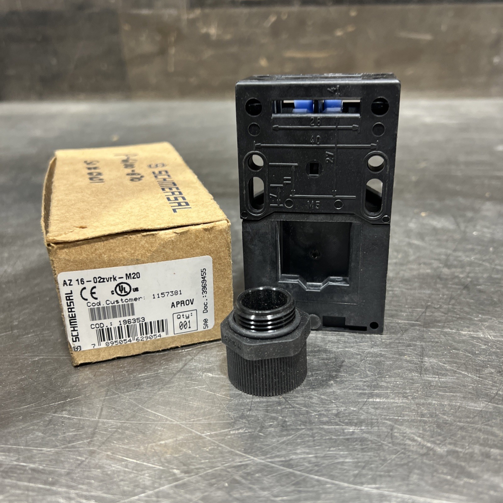 Schmersal Safety Switch AZ16-02ZVRK-M20 Nos Surplus