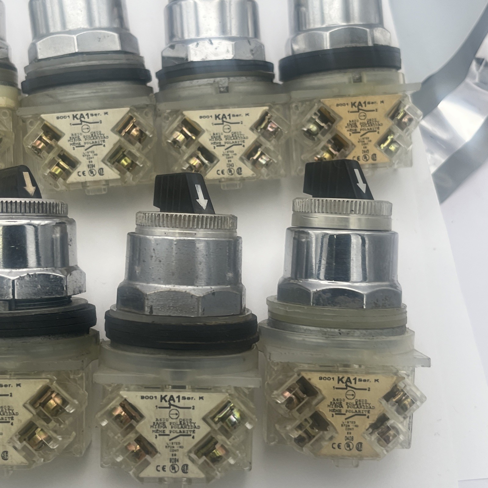 1) SQUARE D 2 POSITION MAINTAINED SELECTOR SWITCH WITH KA-1 CONTACT 9001KS11BH13