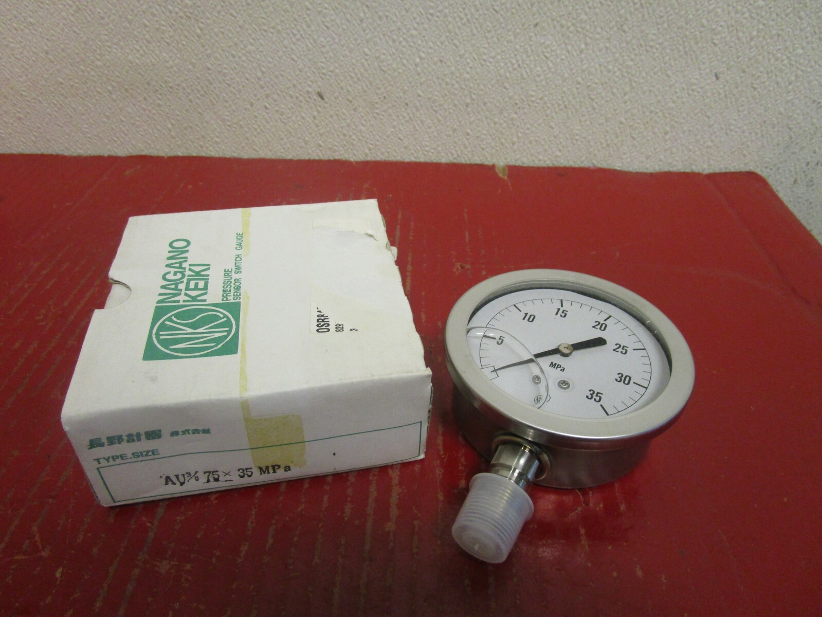 NEW NKS 3-1/2″ LIQUID FILLED PRESSURE GAUGE AU3/8 75x35MPa