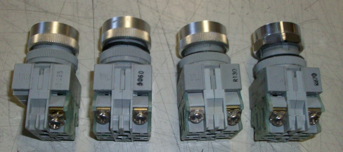 Idec Izumi 41-10569 Keyed 2 Position Selector Switch 41-010570 125V 5A 300V 3A
