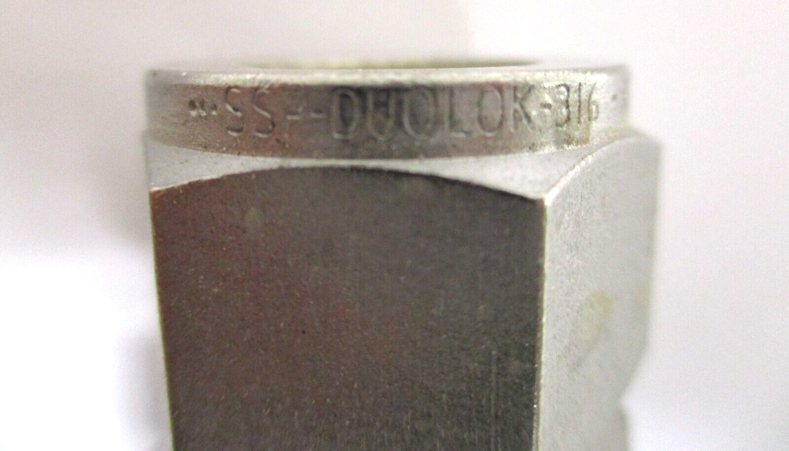 DUOLOK SSP , ISSD10MC12 , 3/4″ MNPT X 5/8″ TUBE FITTING , LOT OF 5 , SURPLUS
