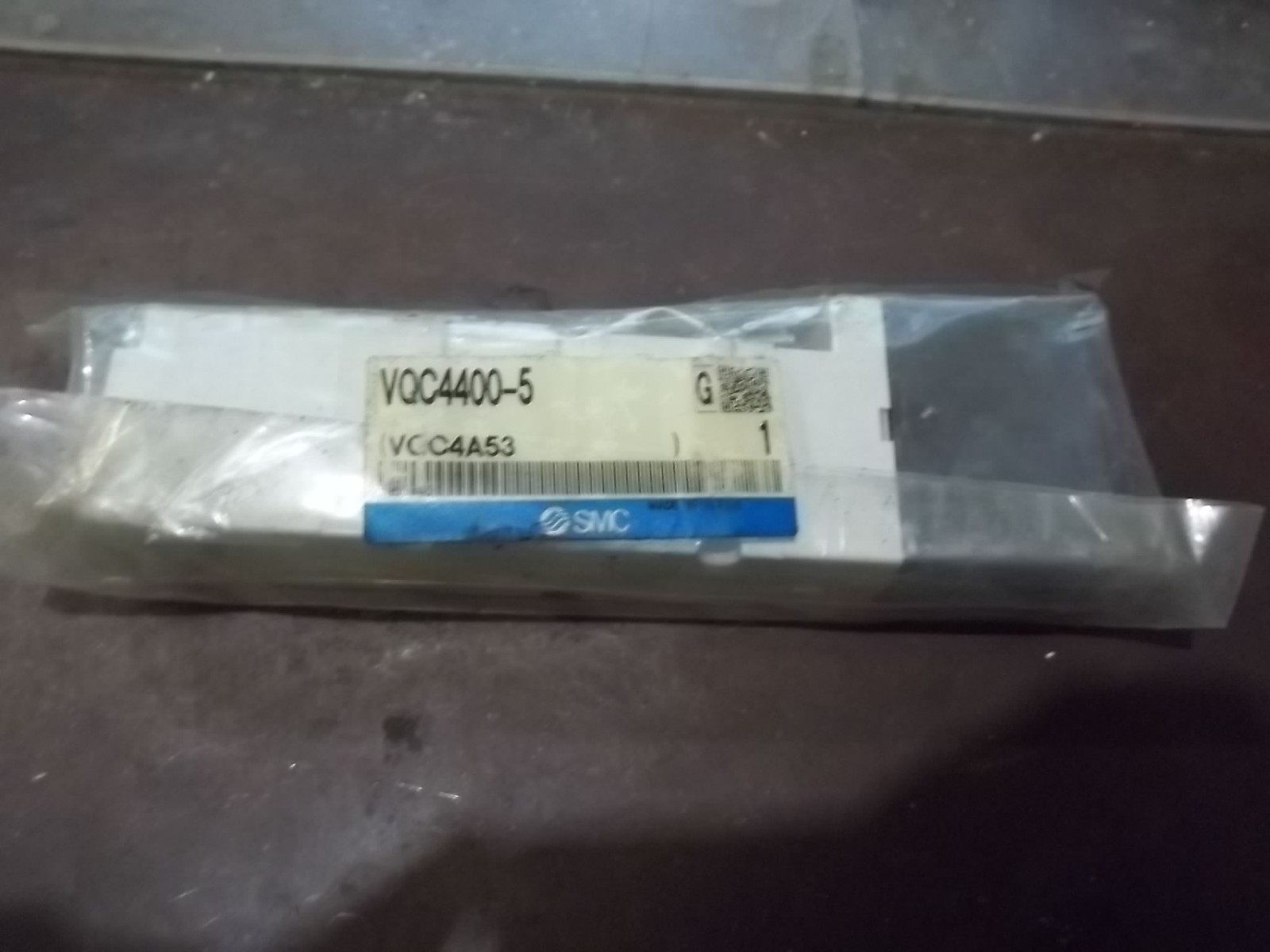 NEW IN PKG SMC VQC4400-5 PNEUMATIC SOLENOID VALVE (WL54-3)