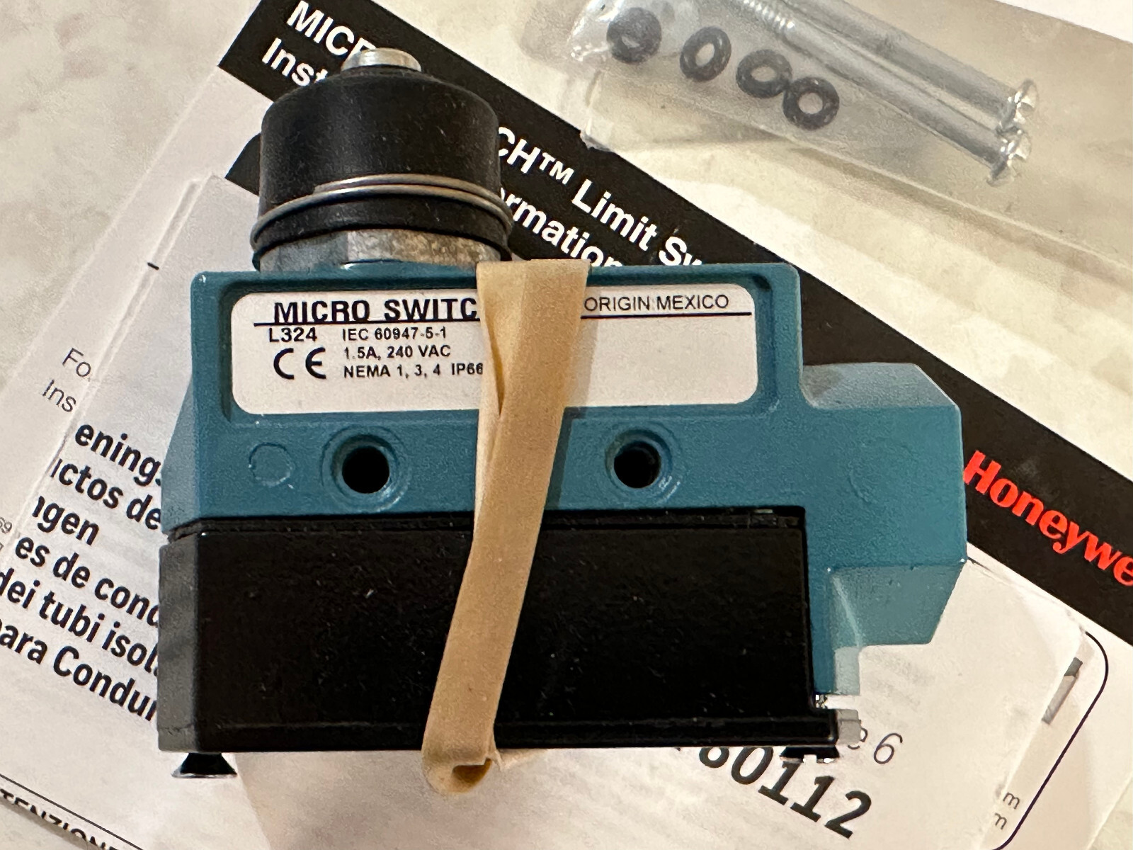 Honeywell BZE6-2RN51 Micro Switch Top Pin Plunger Seal Boot SPDT 15A Side Mount