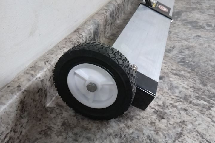 Mag-Mate FS3600 36 In Magnet Length 240 Lb Pull Cap Magnetic Floor Sweeper