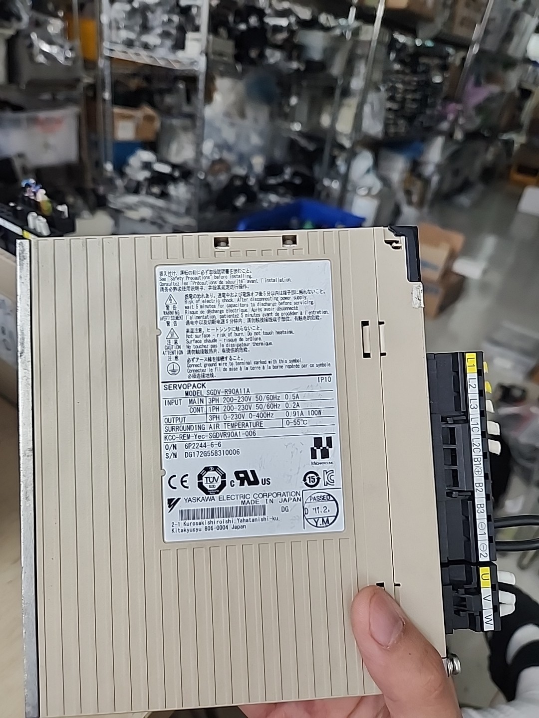YASKAWA 3 PH SERVOPACK DRIVE SGDV-R90A11A 230V 0.91A AMP 100W WATT FedEx Shippin