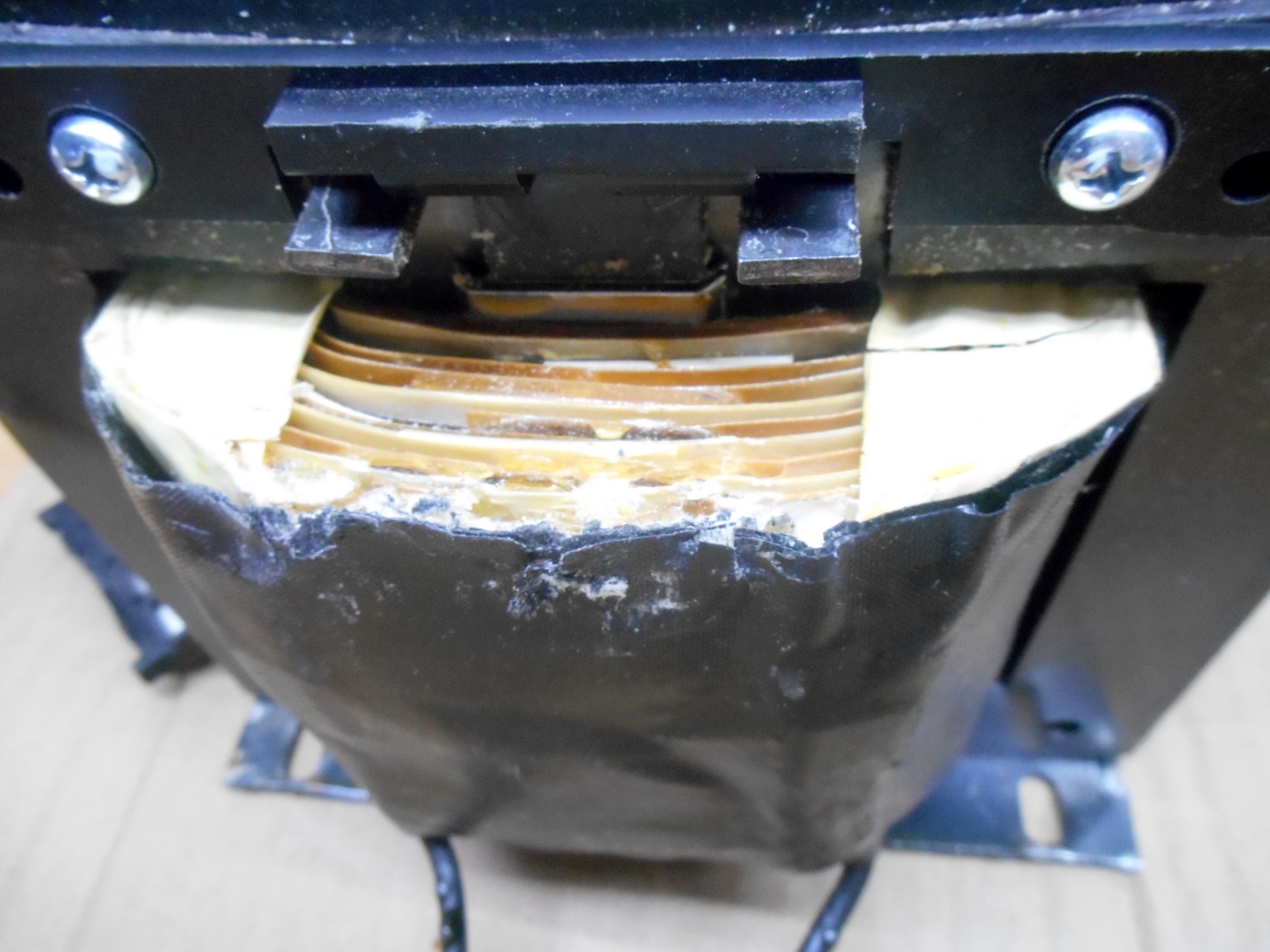 Square D 9070T2000D4 Transformer 2000VA 277VAC to 120VAC, Damaged