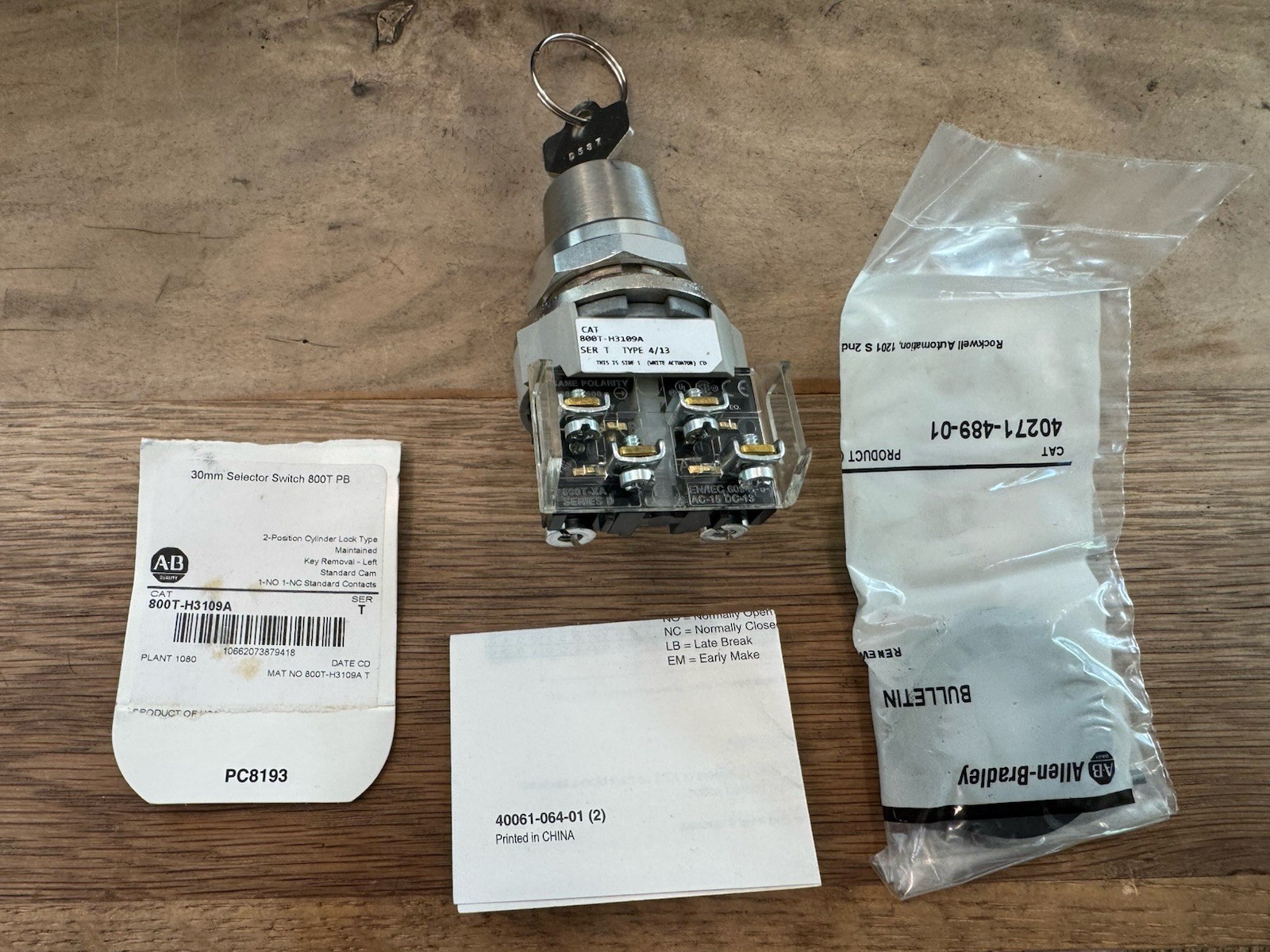 NEW ALLEN-BRADLEY 800T-H3109A SERIES T TYPE 4/13 Keyed Selector Switch W/ Mount