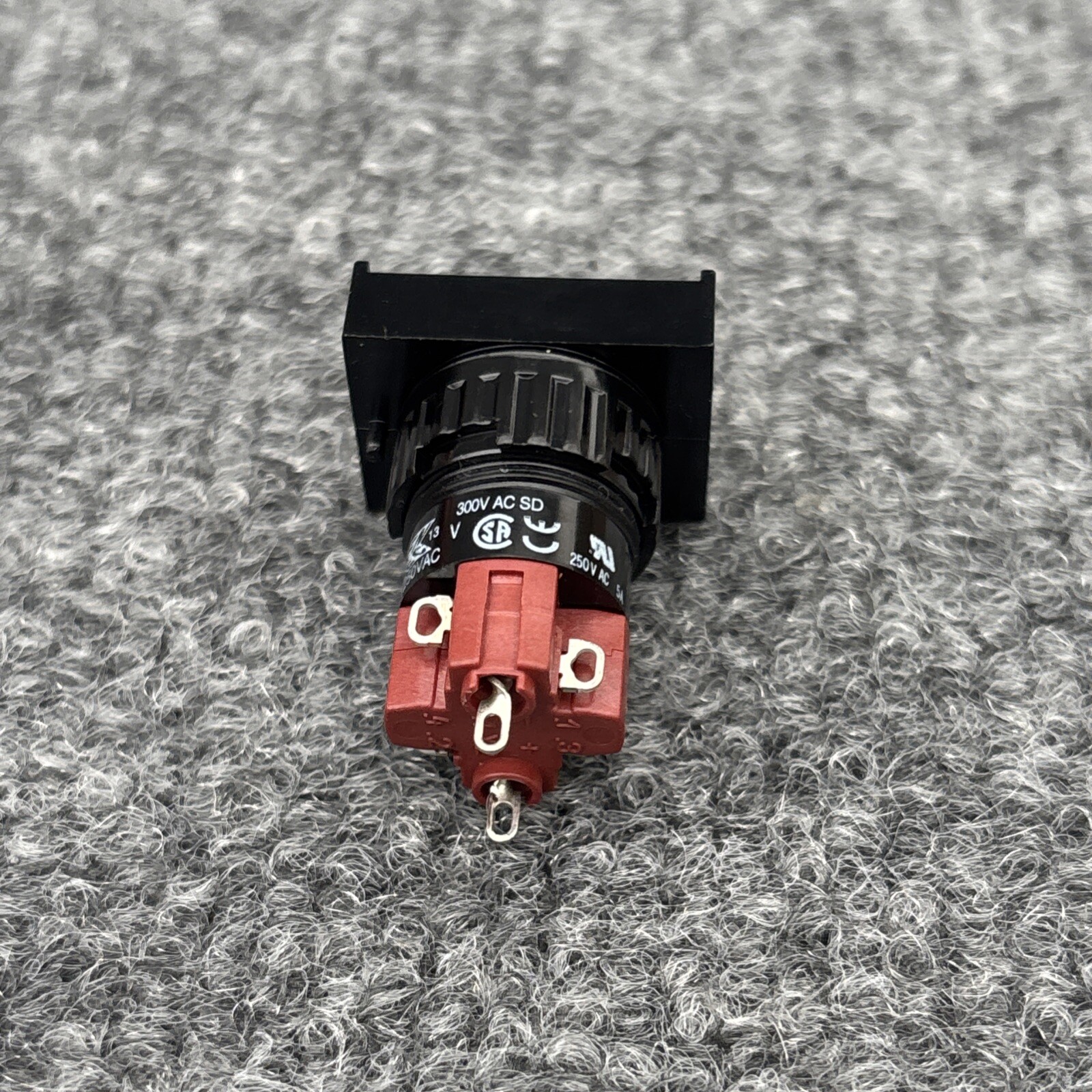 EAO 31-121.0252 Push button switch New Other