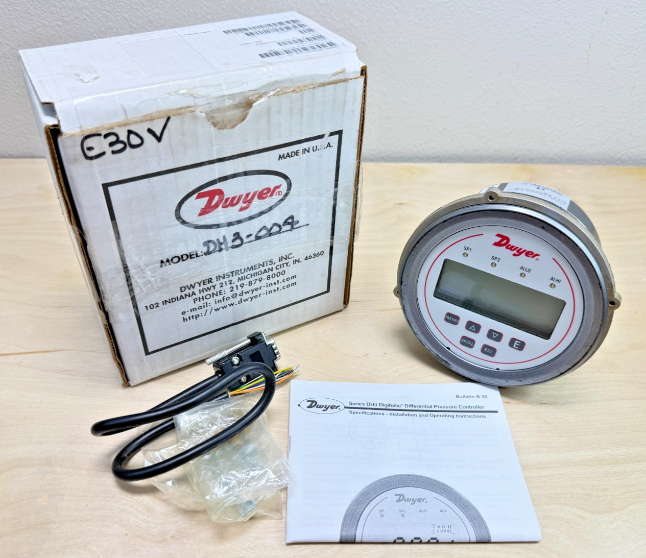 Dwyer DH3-004 Digital Pressure Switch, NPT 1/8 in Female