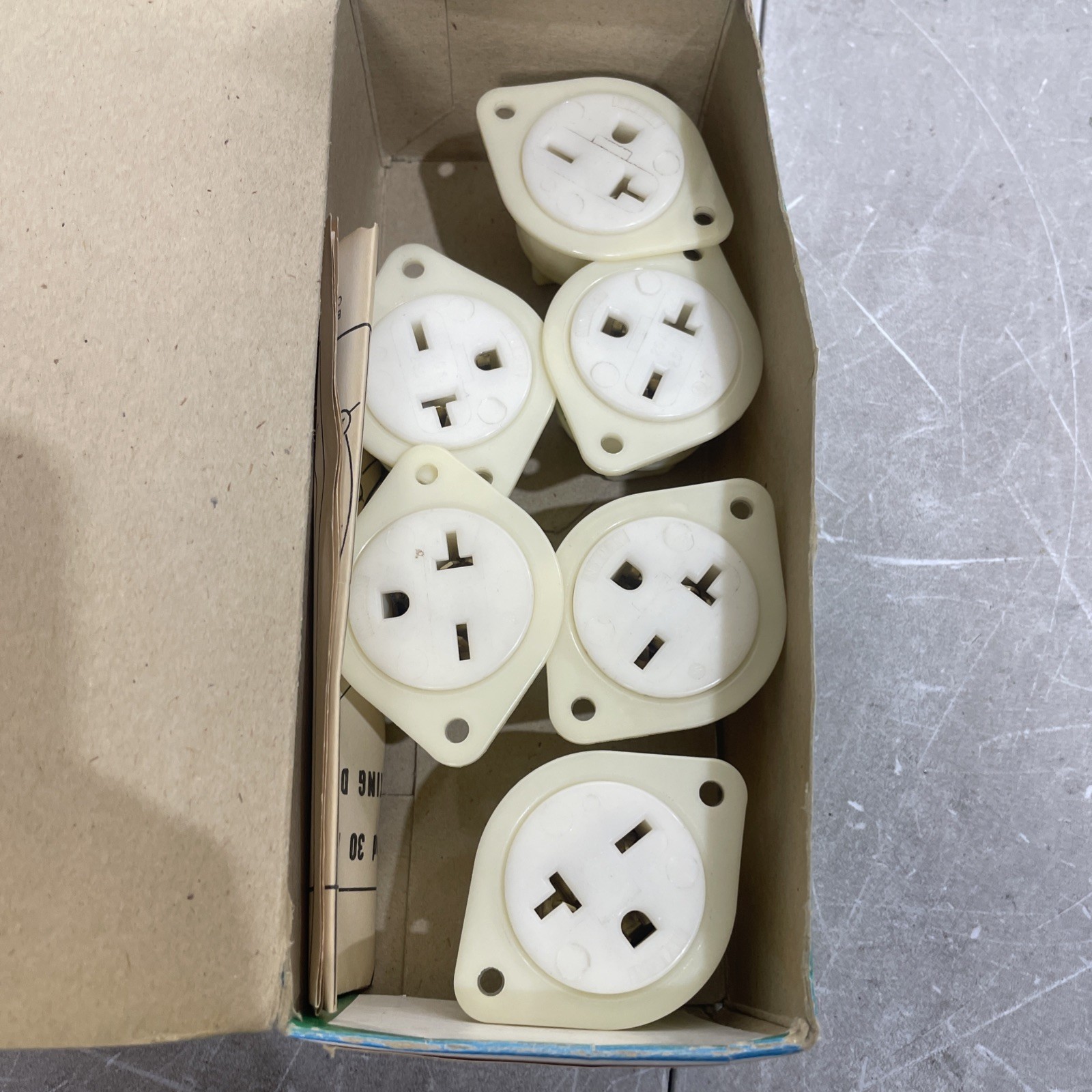 BRYANT 5479 Flanged Receptacle,White,20A,3 Wires 52HC29 Lot Of 6 New Old Stock