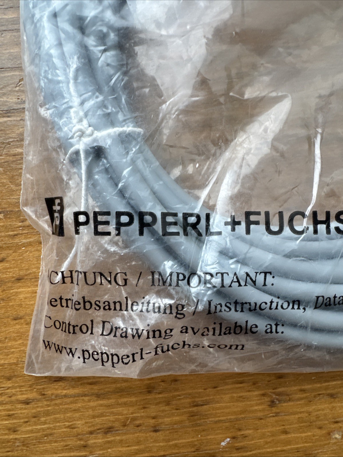Pepperl+Fuchs Cable 033808 V1-W-5M-PUR FAST FREE SHIP NOS
