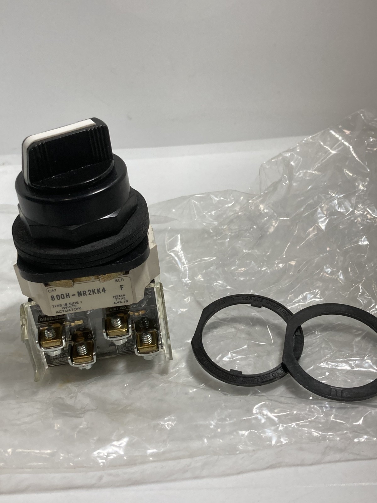 ALLEN BRADLEY 800H-NR2KK4B SELECTOR SWITCH 4 POS MAIN 2NO/2NC SERIES F NNB