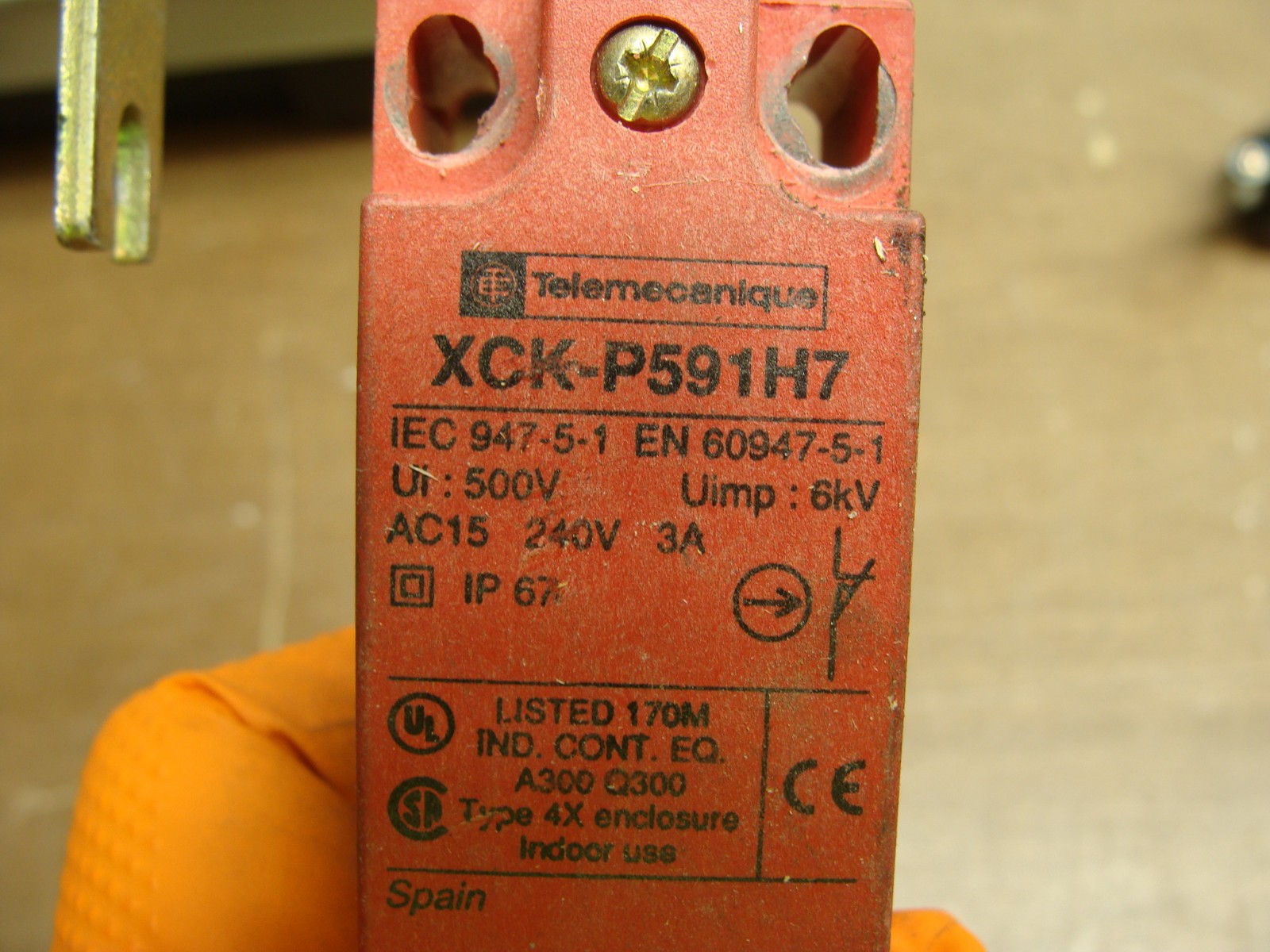 TELEMECANIQUE SAFETY INTERLOCK SWITCH XCK-P591H7 240VAC 3A W/KEY