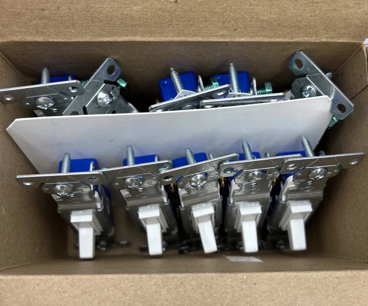 Eaton NSB 1301-7W-10 (5) Boxes of 10 Single Pole Toggle Switches 2 open 3 Sealed