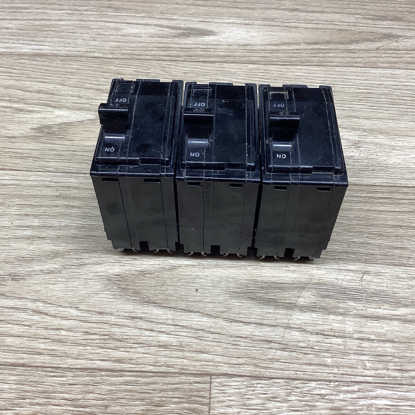 LOT OF 3 SQUARE D 20 AMP 2 POLE TYPE QO CIRCUIT BREAKER #812F139*CO