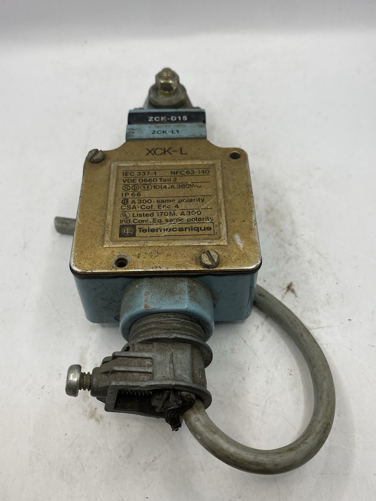 TELEMECANIQUE XCK-L LIMIT SWITCH W/ ZCK-L1 BODY W/ ZCK-D15 OPERATOR HEAD