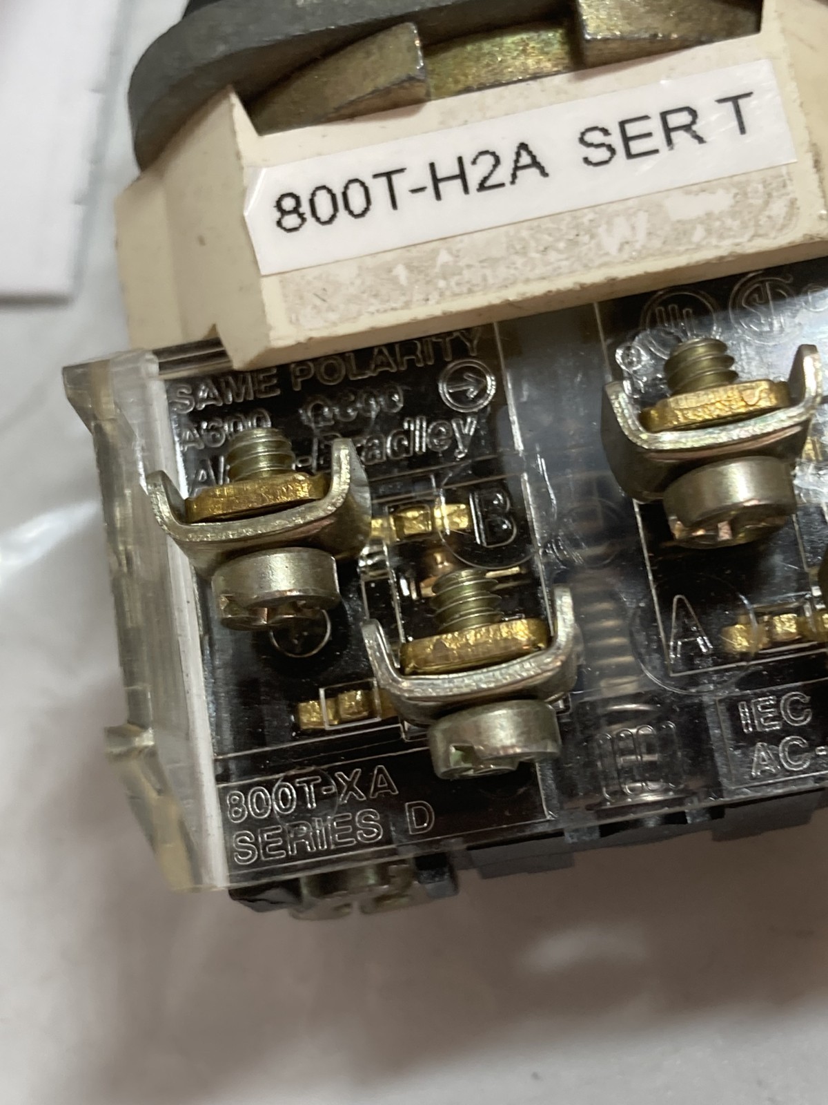 ALLEN BRADLEY 800T-H2A SELECTOR SWITCH 2 POSITION MAIN 1NO/1NC SERIES T
