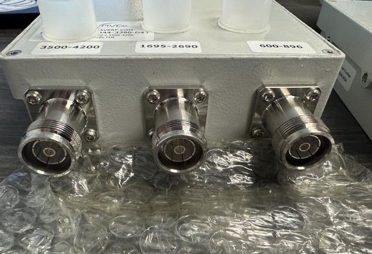 600,700,850/AWS-1,AWS-3,PCS,WCS,BRS/CBRS Triplexer/Combiner (931C-1444-3390-D43)