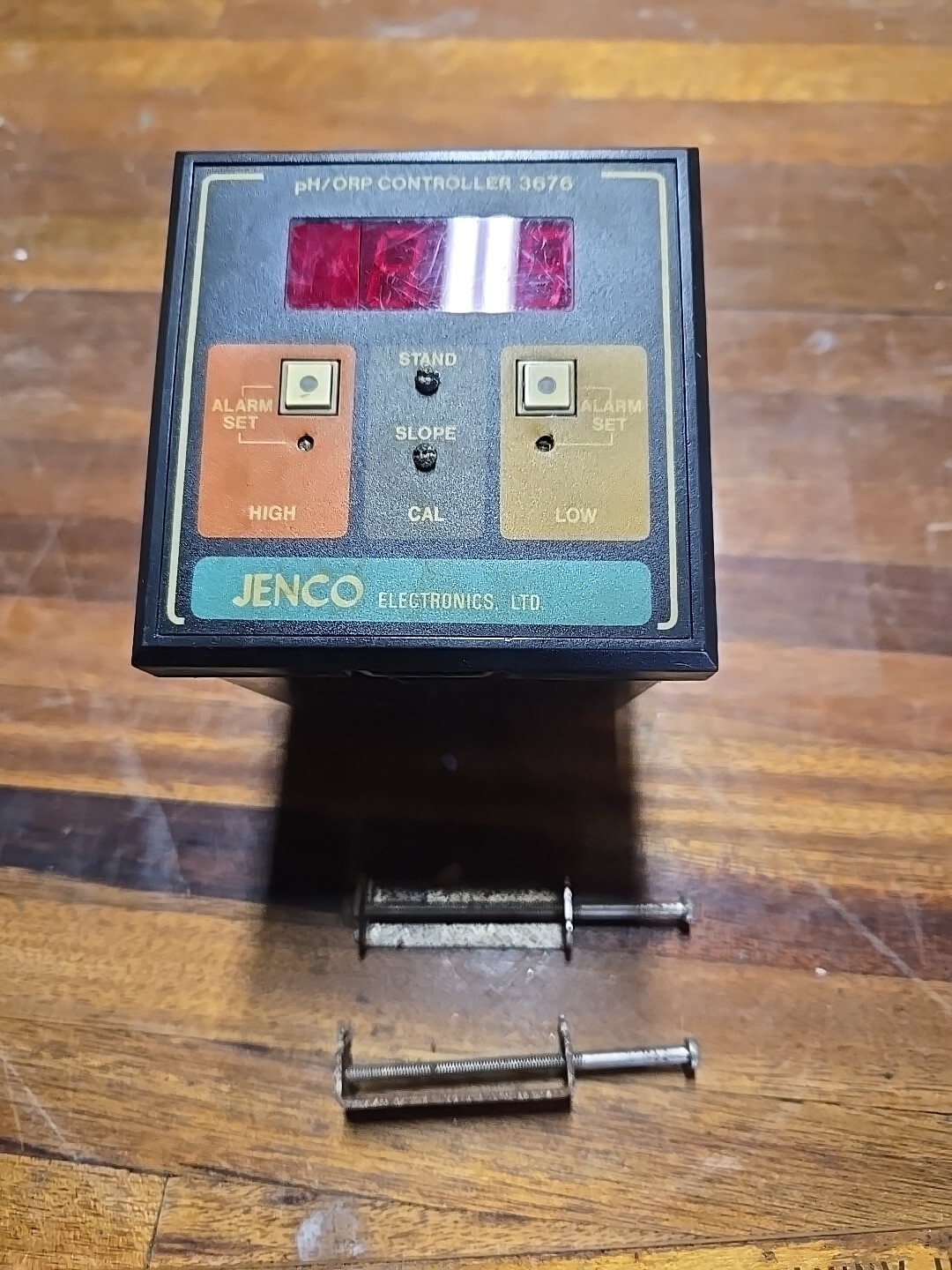Jenco 3676 Digital pH/ORP Transmitter Controller w/ Scratches Made in China