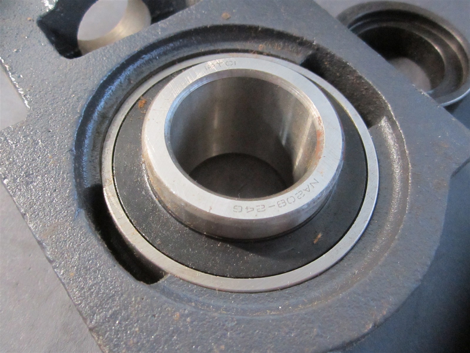 Iptci (NAT208 24) 1-1/2″ Wide Slot Eccentric Collar Take Up Unit