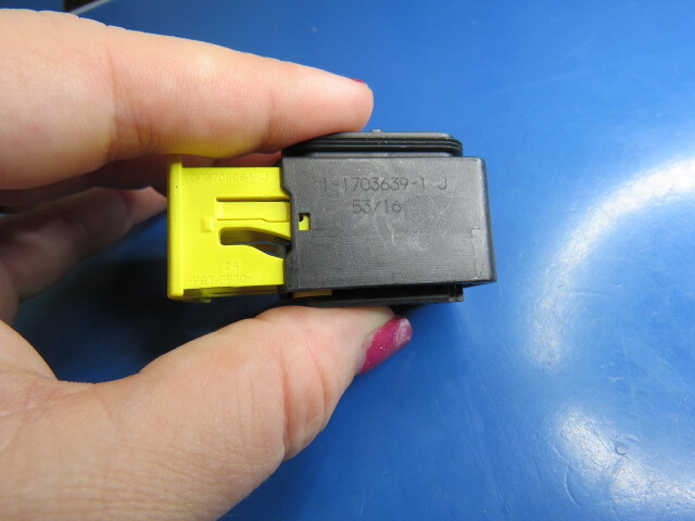 TE 1-1703639-1 Qty of 12 per Lot TE 1-1703639-1
