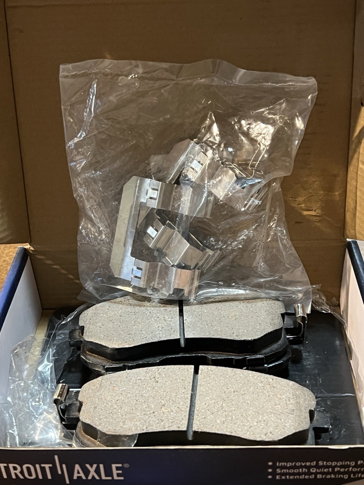 Detroit Axle Premium 4 Ceramic Break Pads w/ Hardware, p815a