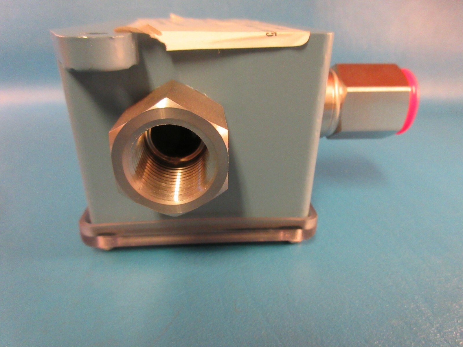 UE United Electric Controls 2W3A00P11, Electronic Pressure Switch, 1/2″ Ports