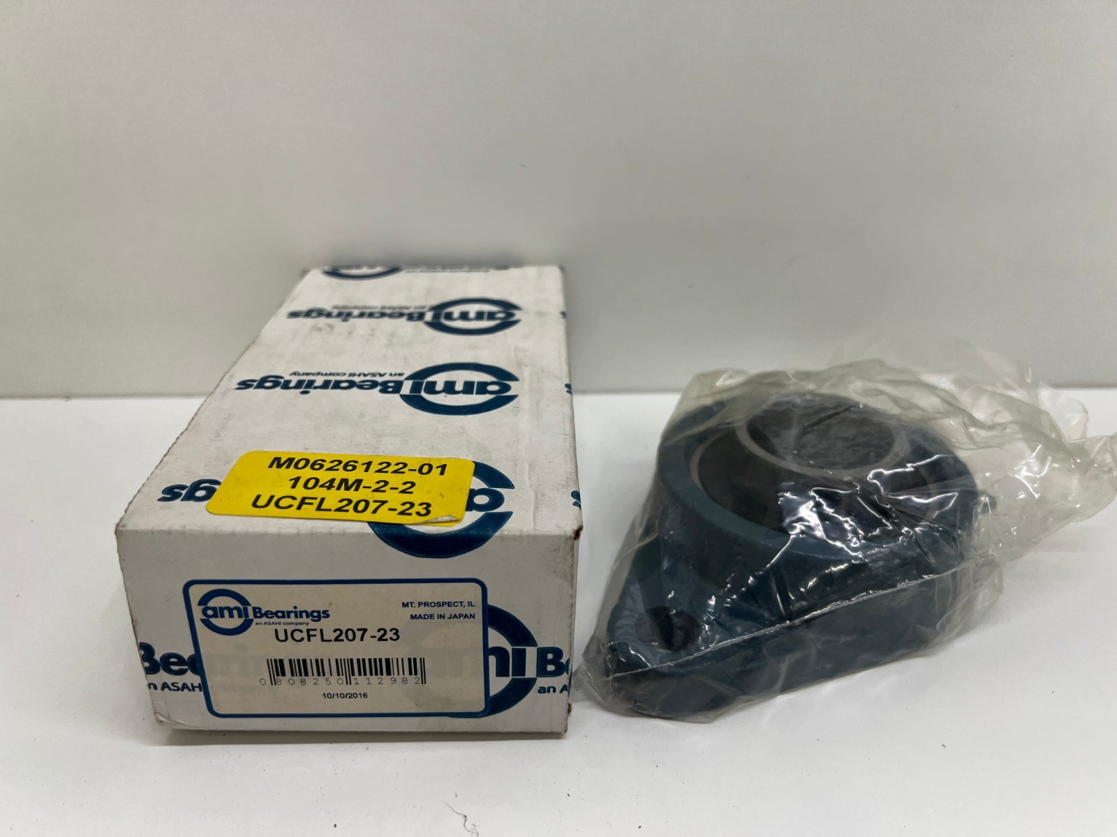 NEW IN BOX! AMI 2-BOLT FLANGE BLOCK BEARING UCFL207-23