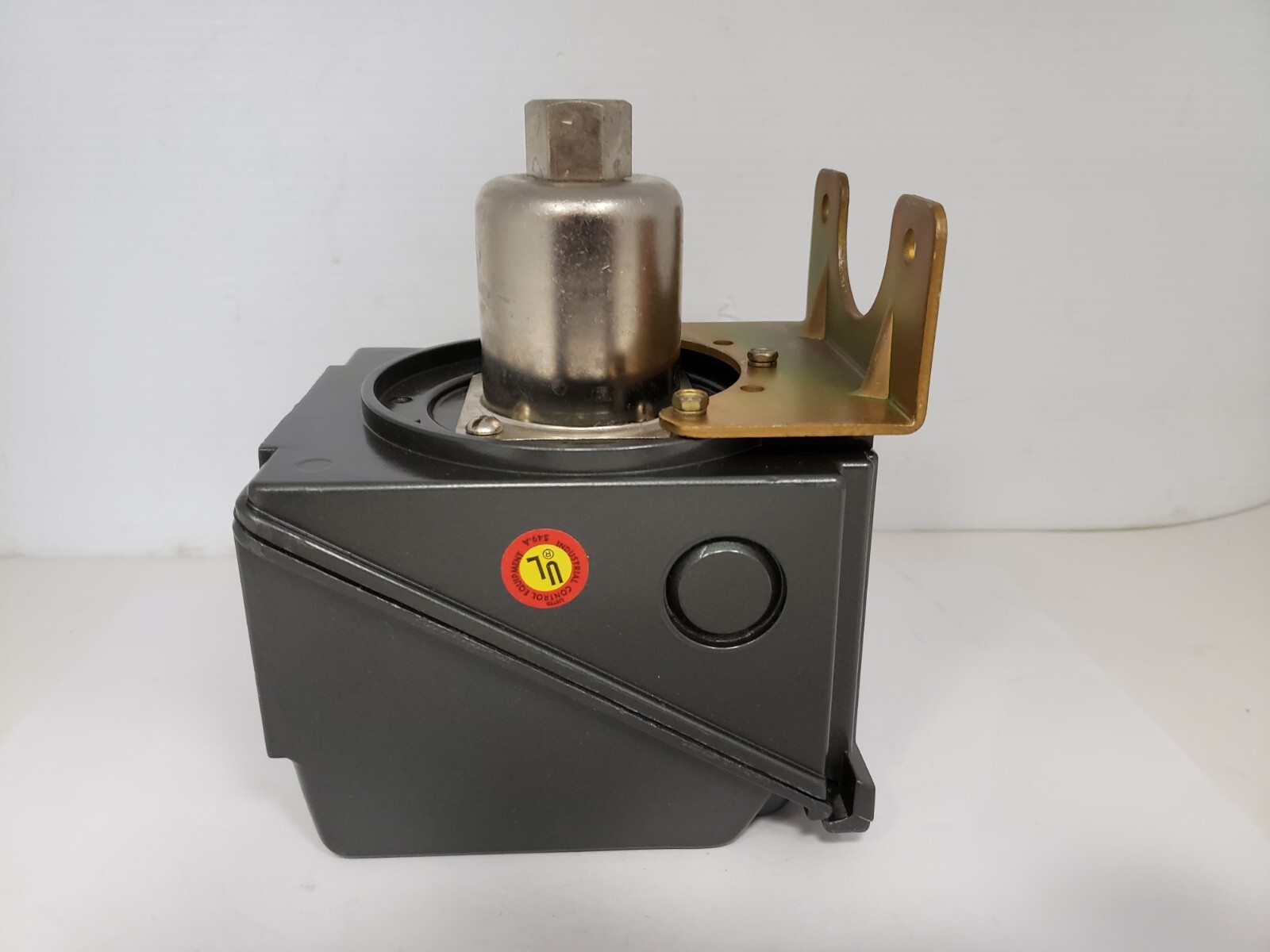 UNITED ELECTRIC J302 8211 9623 144 PRESSURE SWITCH 15A 125/250VAC NIB