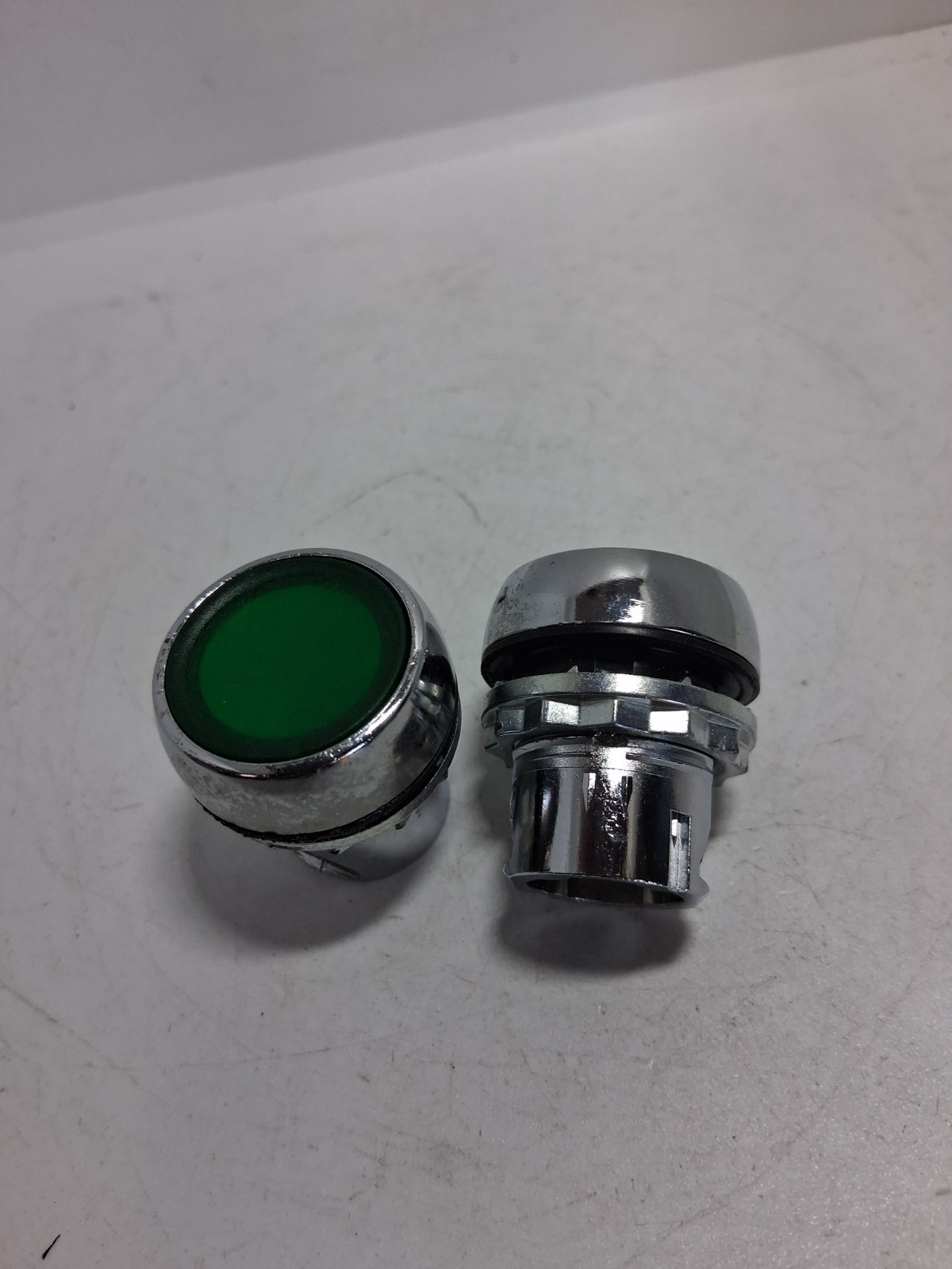 ALLEN BRADLEY 800FM-LF3 PUSHBUTTON OPERATOR ILLUMINATED GREEN FLUSH (LOT OF 2)