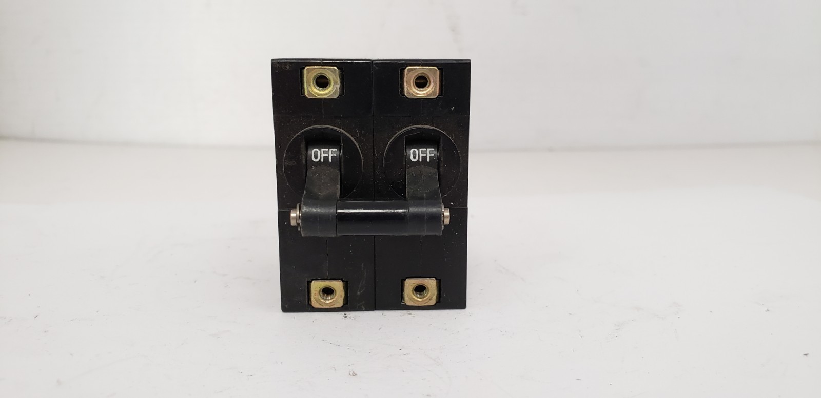 IDEC IZUMI 41-10834 CIRCUIT PROTECTOR, 250VAC, 10A