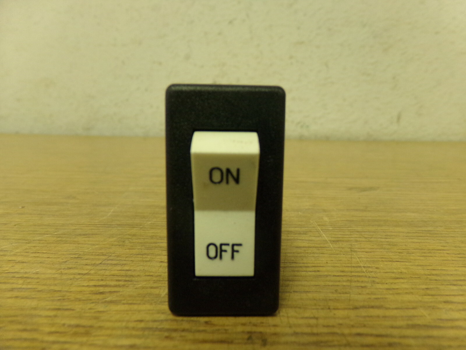 Airpax R11-2 8441 100A-B06EV On/Off Switch Circuit Breaker