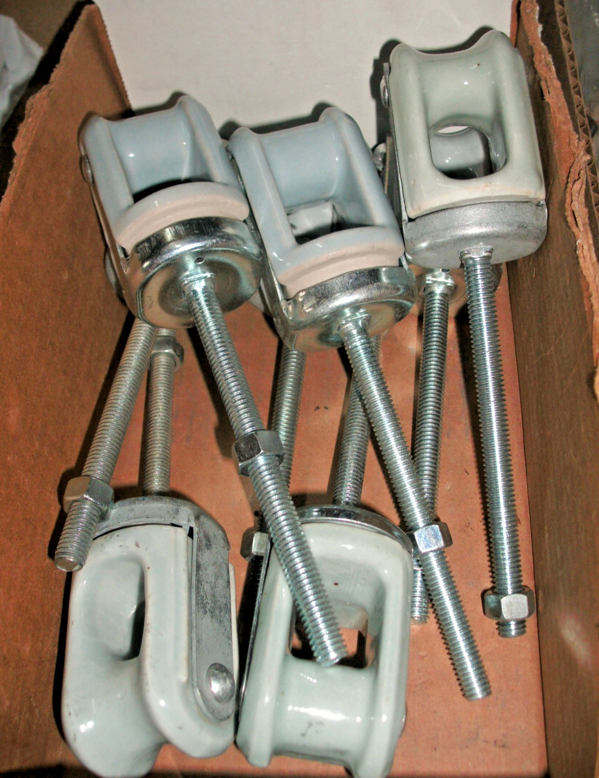 LOT OF 8 – 5″ INSULATED SERVICE ENTRANCE WIRE HOLDER
