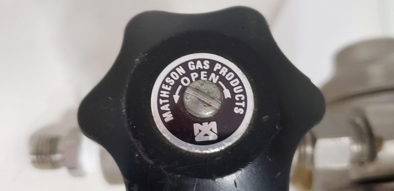 MATHESON MODEL B16B 330 REGULATOR, 0-1000 PSI / 0-7000 kPa GAUGE