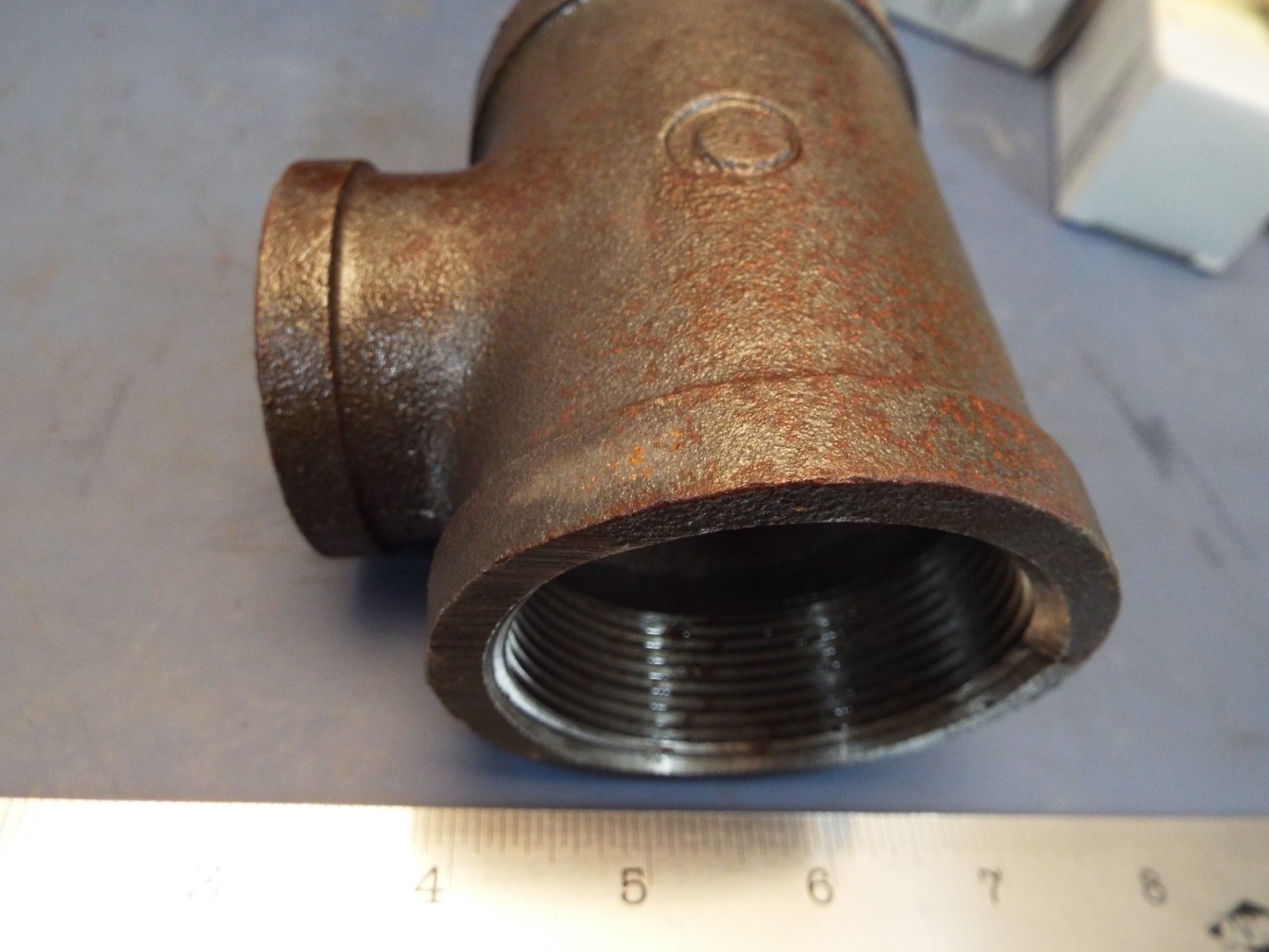 Reducing Tee 2″ X 2″ X 1-1/4″ Malleable Iron USA LEE