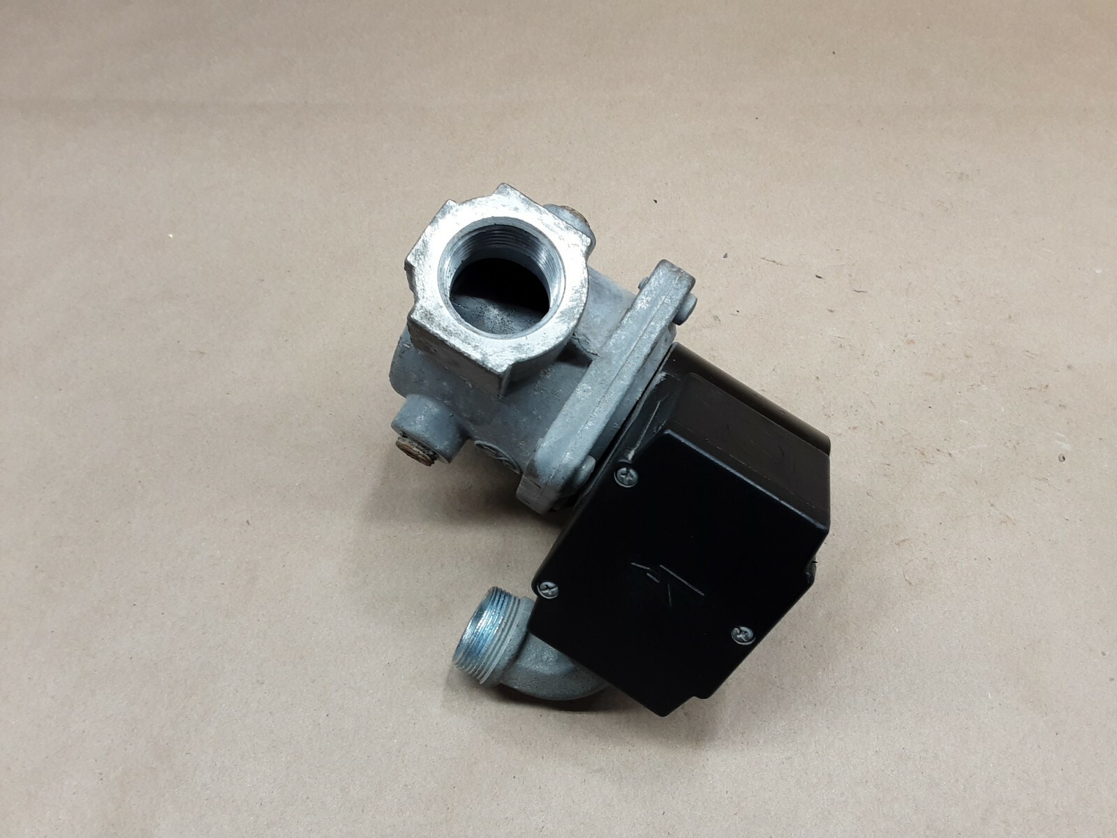HONEYWELL V4295A1031 110/120 2PSI SOLENOID GAS VALVE #1018D17PR5