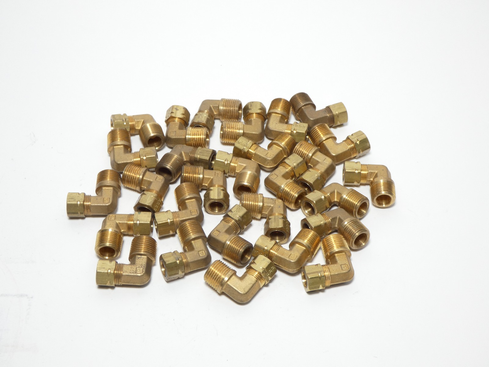 *Lot of 28* Parker Compression Brass Fitting 3/8″ Tube 90° Male Elbow