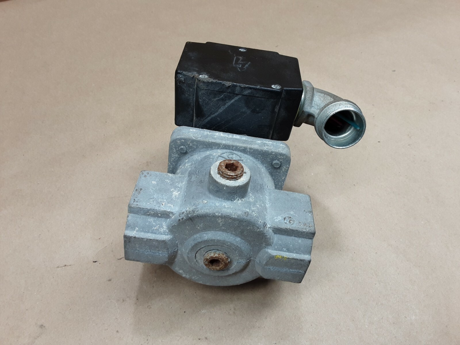 HONEYWELL V4295A1031 110/120 2PSI SOLENOID GAS VALVE #1011D17PR5