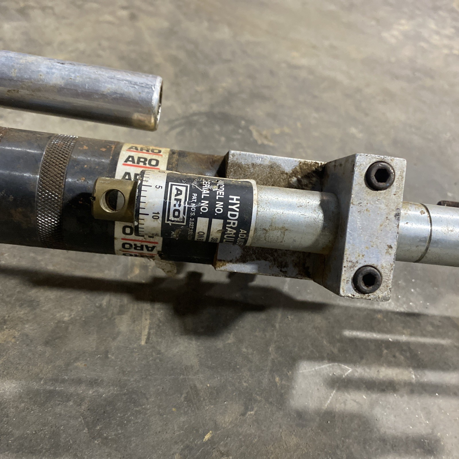 ARO 8255-A28-3 PNEUMATIC Drill With Two Head Spindle
